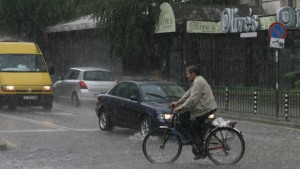 Дъждът наводни съоръжение на ЧЕЗ в София и остави два