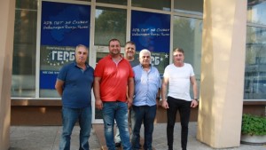 ГЕРБ Предприемачи Сливен поставиха 25 пейки пред жилищни блокове в