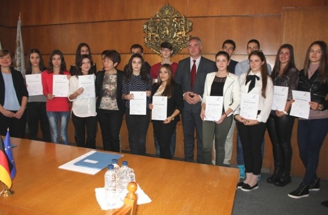 Ученици от гимназията с преподаване на чужди езици получиха първи езикови дипломи на церемония в Общината