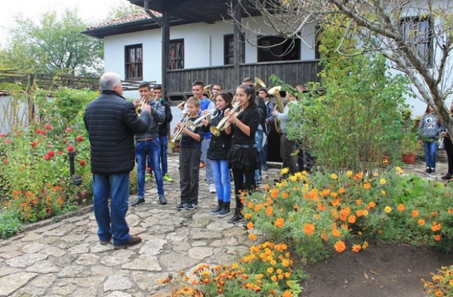 Ученици от Оряхово посетиха Етнографския комплекс в Каварна