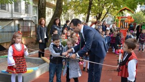 Откриха обновения двор на детска градина Българче