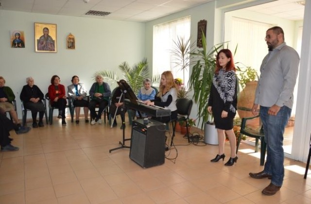 Кметът Атанас Камбитов поздрави възрастните хора от дома „Св. Петка“