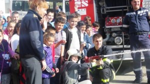 Ученици проведоха среща с огнеборците в център Етносвят