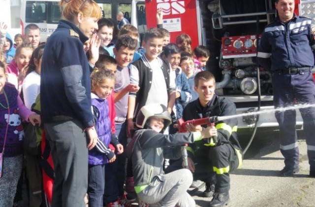 Ученици проведоха среща с огнеборците в център „Етносвят“