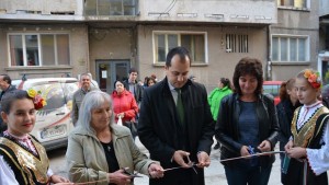 Откриха първия безплатно саниран жилищен блок във Враца