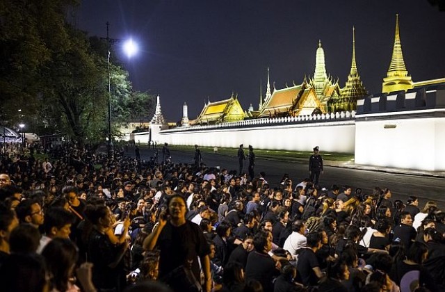 Тайланд моли чужденците да се обличат скромно заради траура