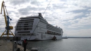 Морска гара посрещна 251метров флотел