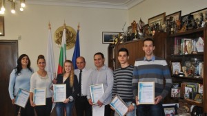 Кметът връчи сертификати на шестима студенти