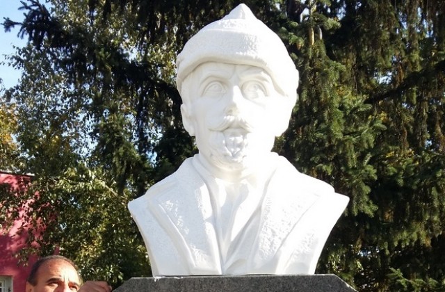 Поставиха новия паметник на Никола Ракитин, откриването - в петък