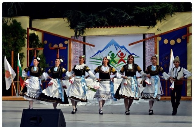 650 танцьори се надиграват на фестивал в Сандански