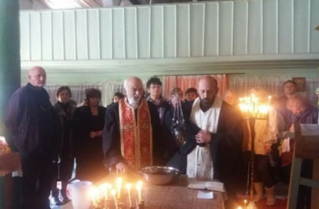 Мюсюлмани и християни заедно на храмов празник в село Скребатно