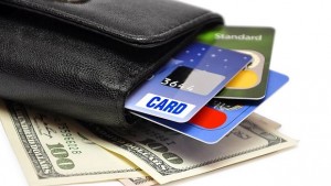 Как може да откраднат парите ни от картата докато пътуваме