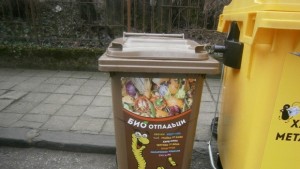 67годишна жена остави 4000 долара до контейнер за смет