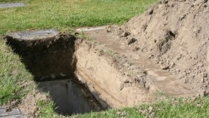 Полиция пази погребение в Мадан жена скача на гробари не