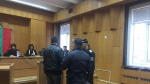 Оставиха в ареста мъжа превозвал бежанци