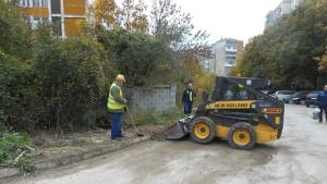 Почистиха близо 8 тона кал и пясък от улица в