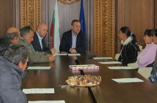 Кметът на Банско Георги Икономов подписа договори за назначение на 13 безработни лица