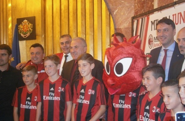 Не шест, а осем млади футболисти заминават за Милано
