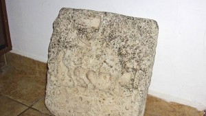 Дариха на музея находка тракийска оброчна плоча открита край село