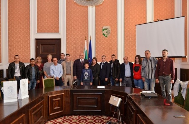 Министърът на спорта Красен Кралев и кметът Стефан Радев наградиха изявени спортисти от Сливен
