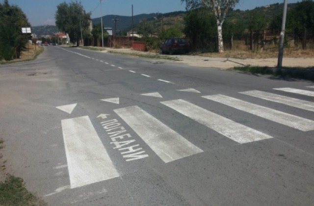 Маркировката по част от пешеходните пътеки в Дупница се изтри два месеца след като беше положена