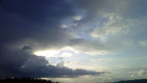 Новата седмица започва с облаци и слаби валежи на места