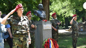 Румънският посланик поднася цветя пред паметниците на румънската бойна слава