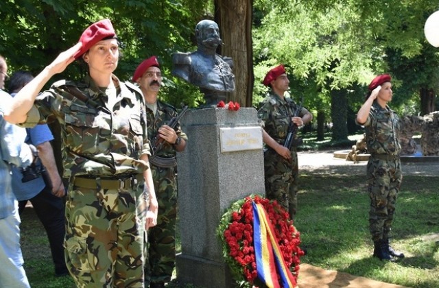 Румънският посланик поднася цветя пред паметниците на румънската бойна слава