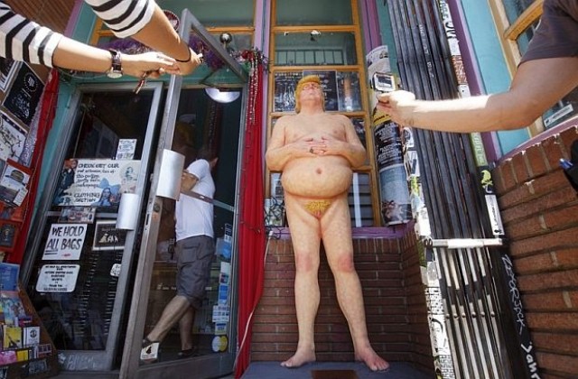 Продадоха статуя на голия Доналд Тръмп за 21 800 долара (СНИМКИ)