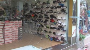 Няколко магазина в центъра на Пазарджик осъмнаха разбити