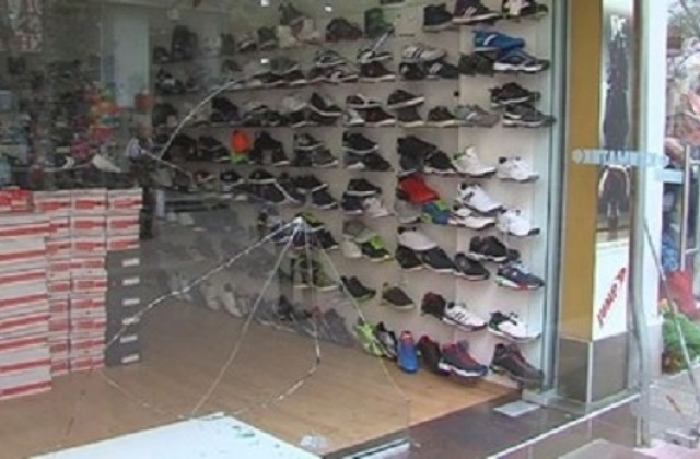 Няколко магазина в центъра на Пазарджик осъмнаха разбити