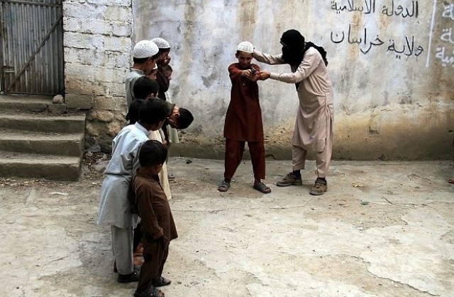 Младите бойци на халифата: Учеха ни как да режем глави на неверници