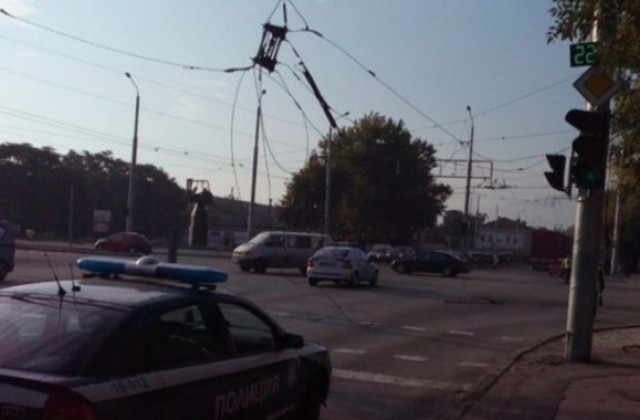 Пак паднаха тролейбусни жици! Затвориха част от бул. Санкт Петербург в Пловдив