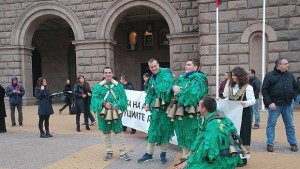 Протестно шествие с кукери заради липсата на диалог между граждани