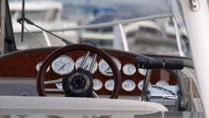 Данъчните продават 10метрова яхта