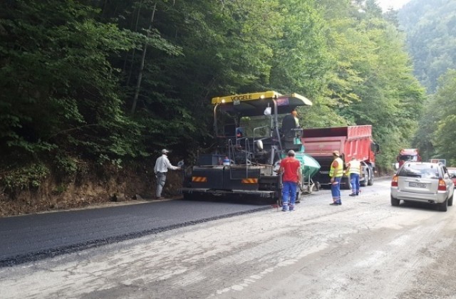 Инспектират ремонта на пътя за Рилския манастир