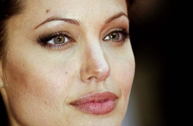 Секс робот има топла кожа и чертите на Анджелина Джоли като Лара Крофт