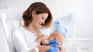 Експерти откриха грешка в препоръките за кърменето