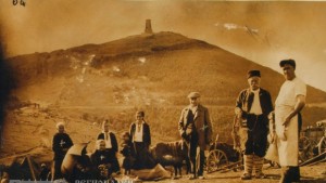 Семейна история разказана със снимки картички и изпълнени с любов