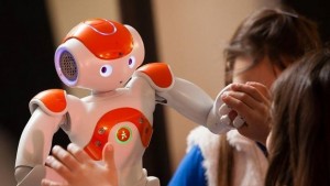 Ученици програмират хуманоид по японска система