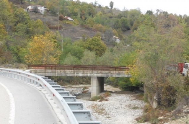 Опасен мост застрашава няколко села в Неделинско да останат откъснати от света
