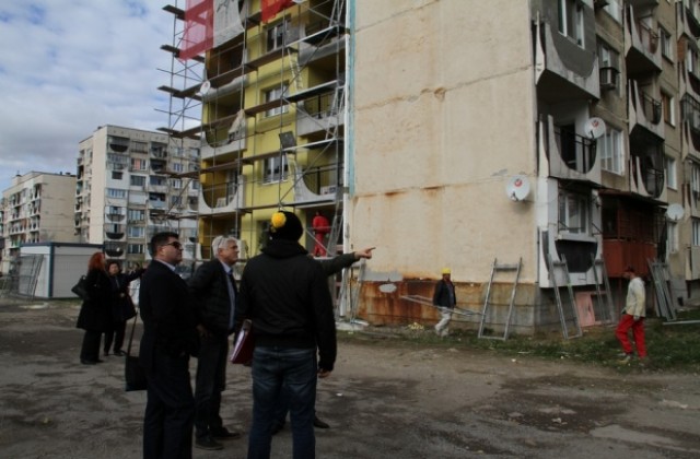 Кметът на Дупница доволен от работата по санирането на 23 блока