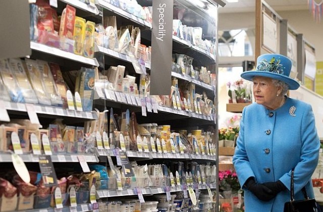 Кралица Елизабет II влезе в магазин за хранителни стоки (СНИМКИ)