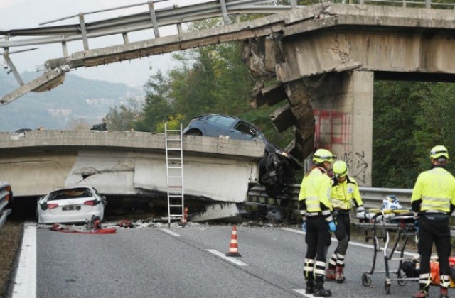 Камера уловила рухването на надлез на магистрала в Италия (ВИДЕО)