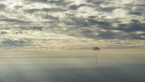 Корабът Союз върна трима астронавти след мисия на МКС ВИДЕО