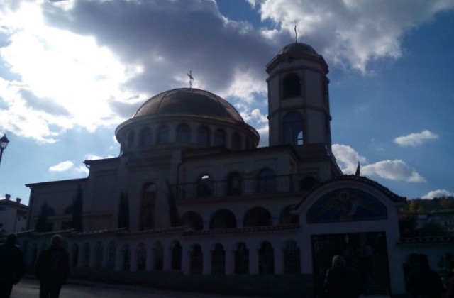 Патриарх Неофит и Бойко Борисов на освещаването на най-новия храм в Асеновград