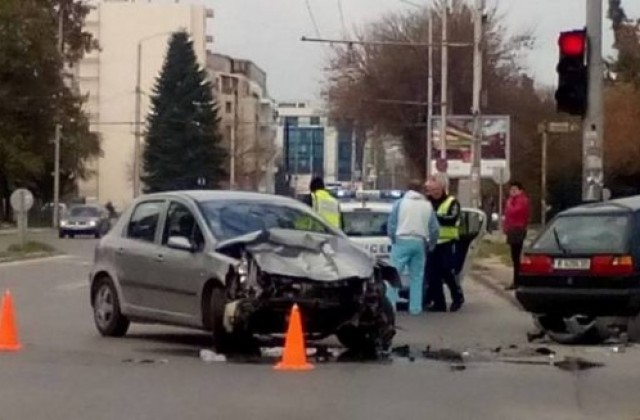 Тежка катастрофа във Варна, двама души са ранени (СНИМКИ)