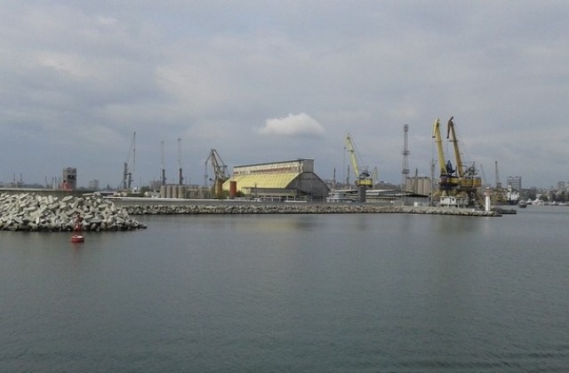 Пристанището ще има кораб-нефточистач
