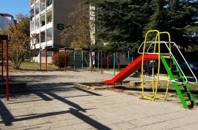 Предприемачи ГЕРБ-Сливен освежиха две детски площадки в квартал „Стоян Заимов