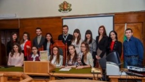 Ученици студенти и граждани посетиха Окръжния съд в деня на